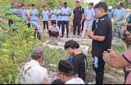 Skuad Persela Ziarah Makam Choirul Huda