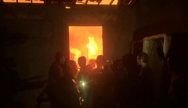 Kebakaran Hari Ini, Toko Kayu di Ponorogo Terbakar hingga Nyaris Merembet Bangunan Bank