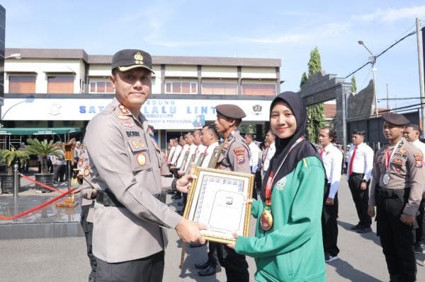 Kapolres Lamongan Beri Penghargaan Anggota dan Atlet Berprestasi