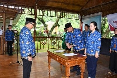 Sekprov Sulbar Lantik Satu Pejabat Administrator dan 7 Pejabat Fungsional