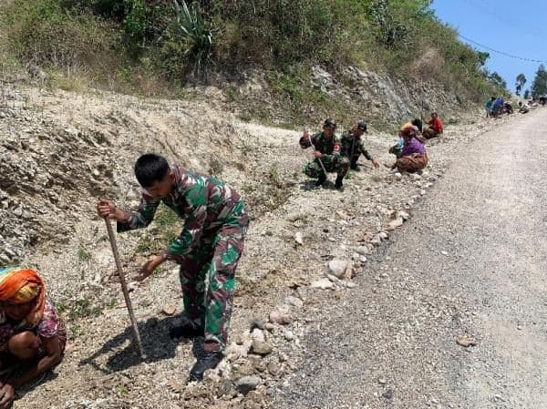 Gotong Royong TNI dan Warga Haumeniana TTU Cegah Erosi Melalui Penggalian Selokan