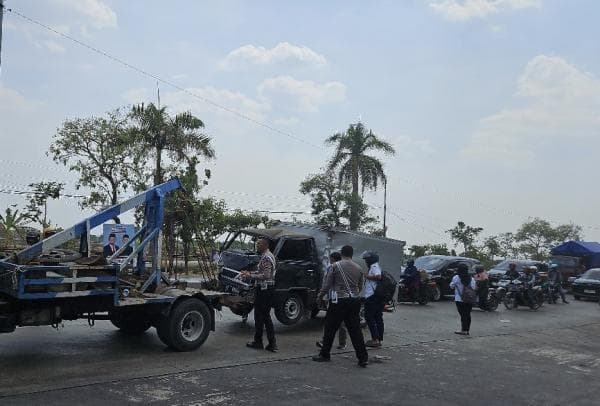 Kecelakaan Hari ini di Lamongan, Mobil Boks Tabrak Pedagang Rujak Buah