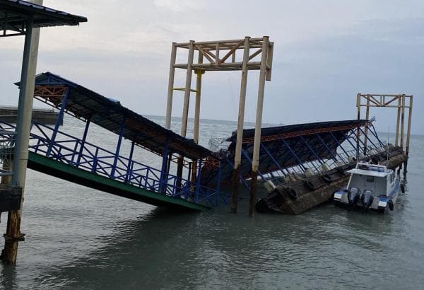 Dermaga Kapal Cepat di Tanjung Kalian Ambruk