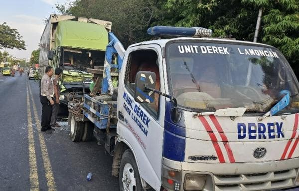 Truk Tabrak Truk di depan Plaza Lamongan, Diduga Akibat Sopir Ngantuk