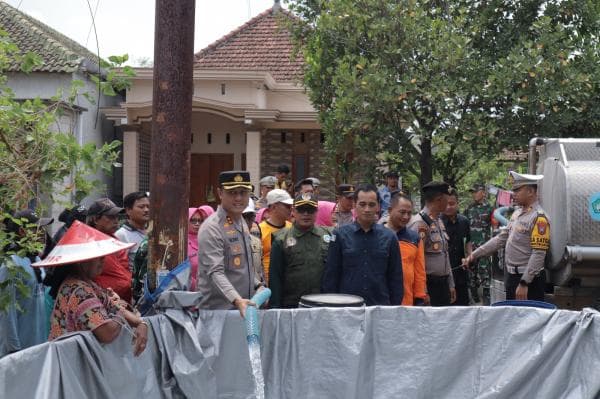 Polres Lamongan Kirim 107.000 Liter Air Bersih Untuk Warga Terdampak Kekeringan