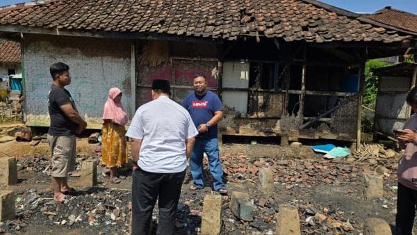 Anggota DPRD Garut Tengok Ibu Ani dan Pak Anas Korban Kebakaran di Banjarwangi