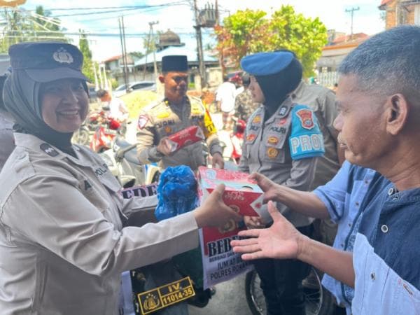 Jumat Berkah Polres Rohul Bagikan Ratusan Nasi Kotak di Masjid dan Bersilaturahmi