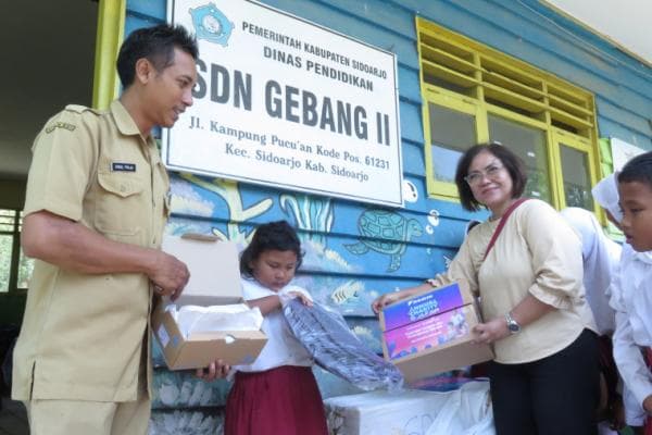 Peduli Terhadap Pengembangan Masyarakat Indonesia, DAIKIN Beri Dukungan Perlengkapan Sekolah