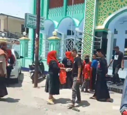 BESTI Berbagi, Relawan Salurkan Ratusan Kotak Snack kepada Jemaah Masjid Al-Muttaqin di Polewali