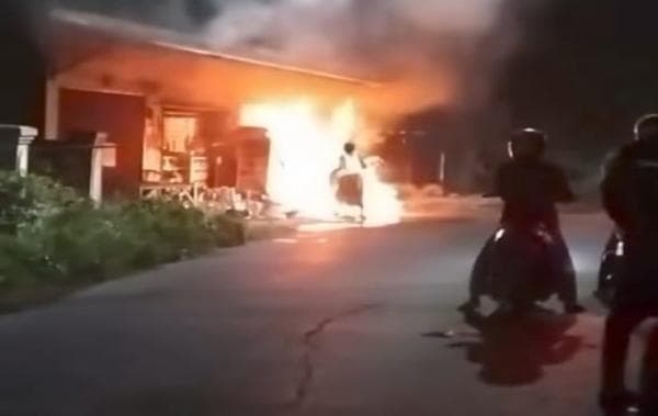 Tabrak Pom Bensin Mini hingga Terbakar, Pemotor Tewas di Pebayuran Bekasi