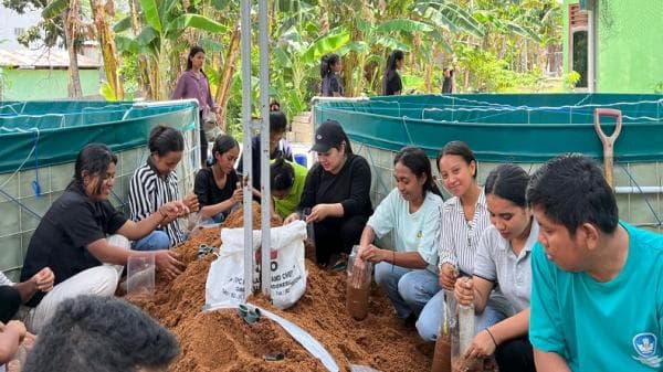 Pengabdian Masyarakat, Dosen Unimor Latih Pemuda Gereja Immanuel Kefamenanu Budidaya Jamur Tiram