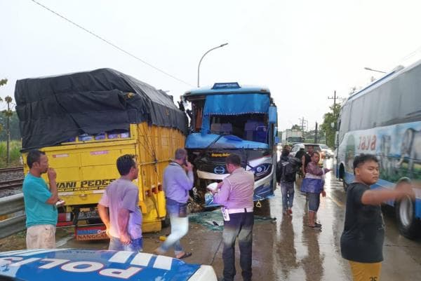 Kecelakaan Tragis di Jombang, Tiga Kendaraan Terlibat Tabrakan Beruntun, Sopir Bus Luka Parah!