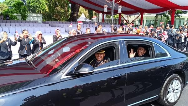 Jokowi Tiba di Lokasi Pelantikan Presiden-Wakil Presiden, Disambut Prabowo Subianto