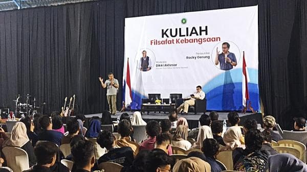 Rocky Gerung Isi Kuliah Filsafat Kebangsaan di IKIP PGRI Bojonegoro