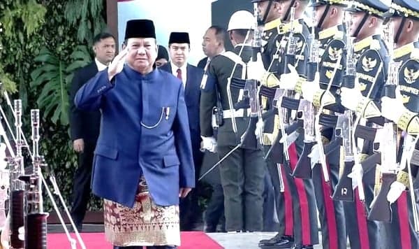 Prabowo Subianto Tiba di Gedung MPR Diantar Mobil Dinas Pelat Kemenhan, Kenakan Busana Adat Betawi