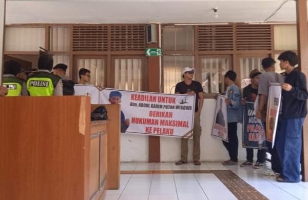 Vonis 7 Tahun Terdakwa Penganiaya Siswa SMPPT Azzayadiy, Keluarga Korban Hadir Bawa Foto Almarhum