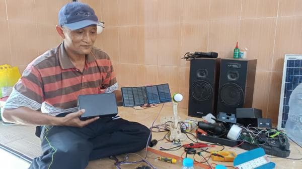 Isi Waktu Luang, Kakek di Probolinggo ini Ciptakan Listrik Darurat Bertenaga Solar Cell