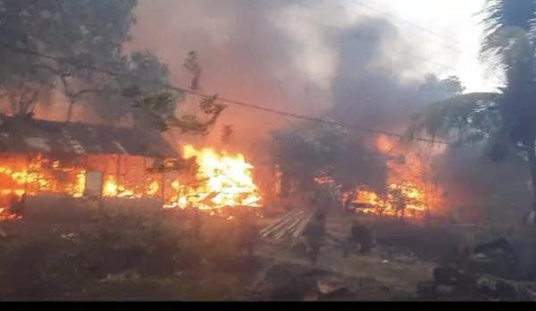 Perang Tanding Dua Desa di NTT Beberapa Rumah Dibakar