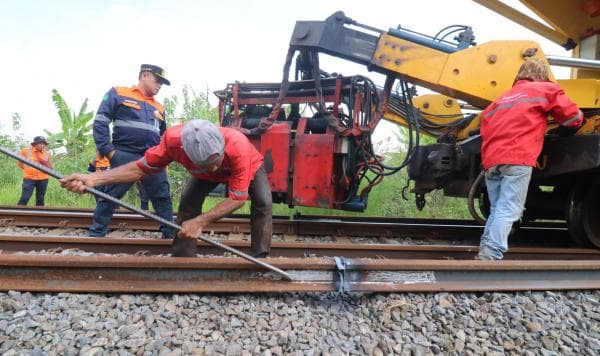 KAI Daop 8 Surabaya Tingkatkan Prasarana dengan Penggantian Rel Kereta Api