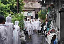 Hujan Deras Tetap Blusukan di Kampung Sewu, Respati Dioleh-olehi Roti Produksi Warga