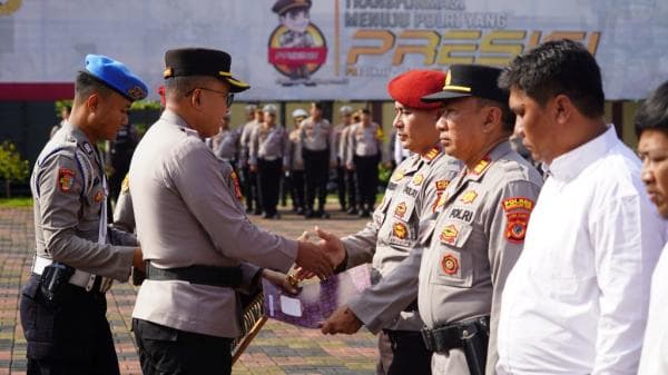 Kapolres Tasikmalaya Kota Beri Penghargaan kepada Personel Berprestasi dan Warga