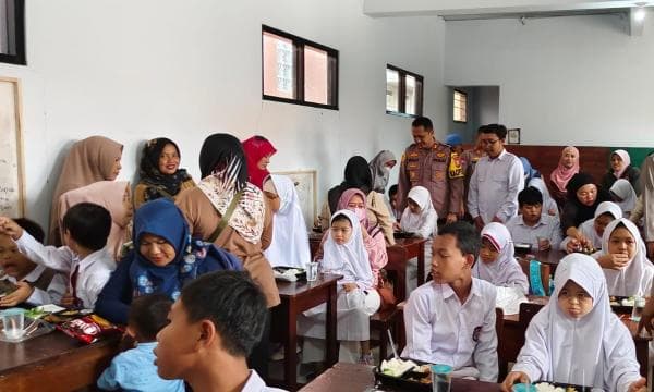 Sapa Siswa Berkebutuhan Khusus, Polres Kuningan Berbagi Makan Siang dan Hiburan