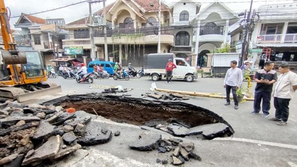 Jalan Muharto Malang Ambles, Perbaikan Perlu Waktu Sepekan