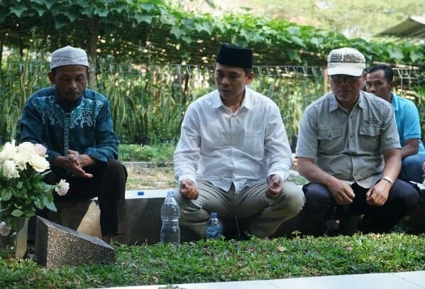 Hormati Perjuangan Tokoh Pemekaran KBB, Cabup Edi Rusyandi Ziarah ke Makam Endang Anwar