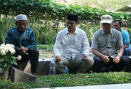 Hormati Perjuangan Tokoh Pemekaran KBB, Cabup Edi Rusyandi Ziarah ke Makam Endang Anwar