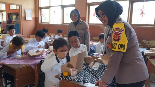 Polres Tasikmalaya Kota Bagikan Makan Siang Bergizi Gratis kepada Siswa SDN 4 Cibunigeulis