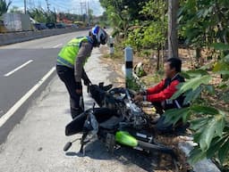 Personel Satlantas Polres Probolinggo Jadi Bengkel Dadakan, Bantu Pengendara Atasi Tangki Bocor