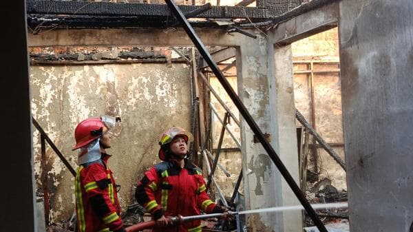 Sebuah Rumah Merangkap Gudang Tempat Penyimpanan Barang Plastik Ludes Terbakar 