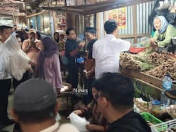 Blusukan ke Pasar Baru Kota Probolinggo, Emil Dardak Diserbu Emak - emak