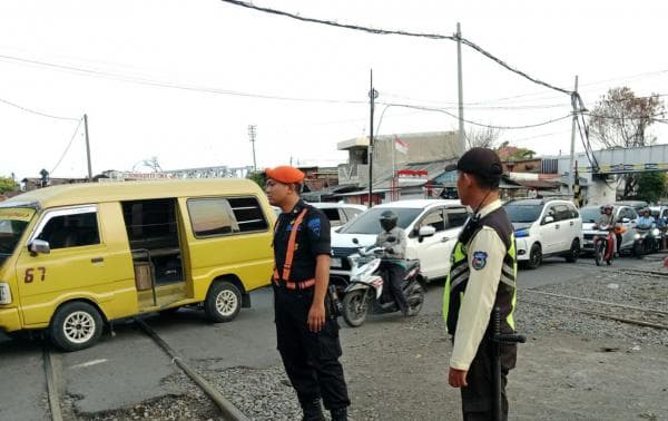 KAI Daop 8 Surabaya Kecam Pengendara Motor yang Terobos Palang Pintu Kereta Api