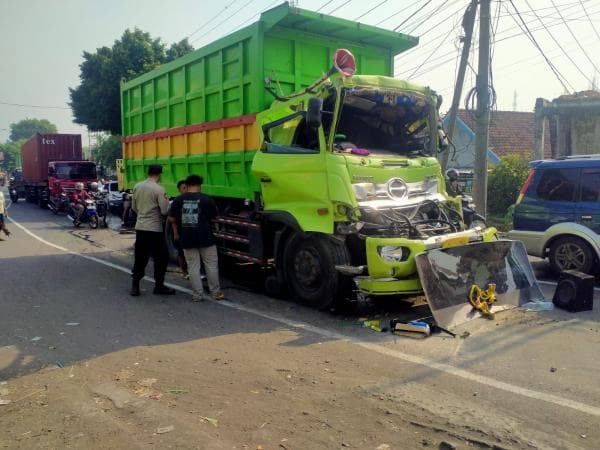 Diduga Sopir Ngantuk, Truk Tronton Tabrak Truk hingga Ringsek