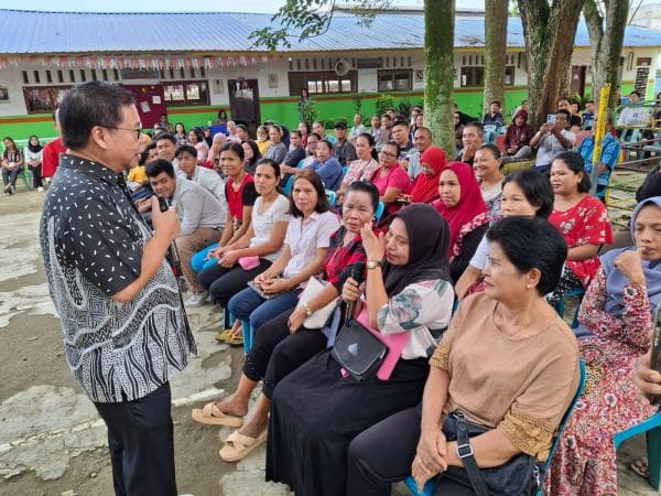 Sofyan Tan Kunjungi 4 Sekolah dalam Sehari, Berikan Beasiswa untuk Keluarga Kurang Mampu