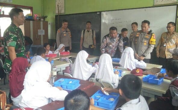 445 Siswa SDN 3 Cipatat Antusias Ikut Uji Coba Makan Siang Bergizi Gratis