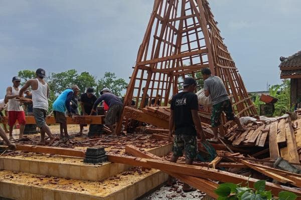 Angin Kencang dan Hujan Rusak Puluhan Rumah di Lamongan