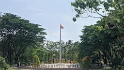 Bendera Merah Putih Lusuh Berkibar di Gedung DPRD Sukabumi