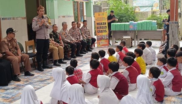 Polrestabes Bandung-Kodim 0618 BS Laksanakan Program Makan Siang Gratis di Sekolah Dasar