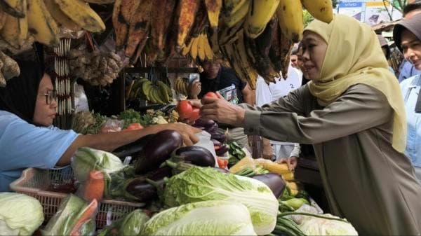 Blusukan ke Pasar Blimbing, Khofifah Ajak Pedagang Jualan Online