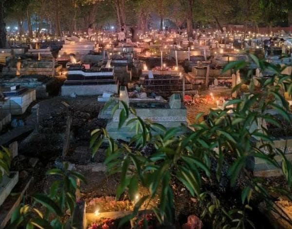 Menjaga Budaya Warisan Leluhur, Masyarakat Kedokanbunder Nyalakan Seribu Lilin di Area Pemakaman