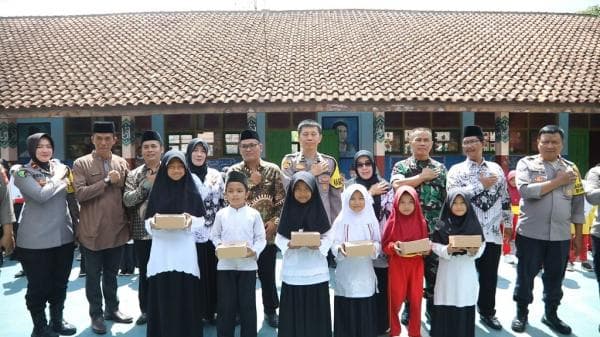 Polres Tasikmalaya Kota Dukung Peningkatan Gizi Anak dengan Makan Siang Gratis di SDN Cibangun Kidul