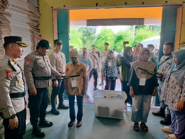 Polres Dumai Lakukan Pengawasan Dalam Penyortiran dan Pelipatan Surat Suara di Gudang Logistik KPU