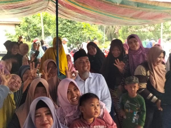 Ratusan Warga Kelurahan Bangsal Aceh Sambut Kedatangan Cawako H Paisal Dalam Kampanye Dialogis