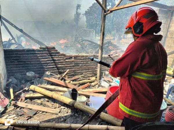 Gudang Kasur di Pasuruan Ludes Terbakar, Ribuan Bantal dan Kasur Hangus