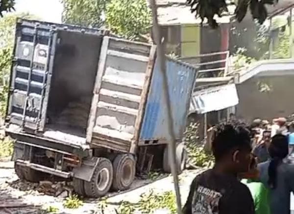 Kecelakaan di Lamongan Hari ini Truk Trailer Seruduk Bangunan diduga Akibat Rem Blong