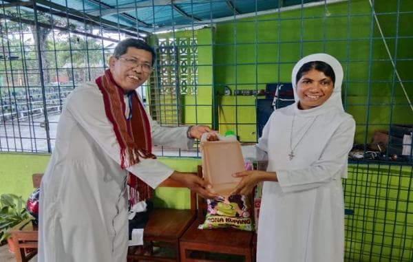 SEKAMI Paroki Santo Antonius Padua Sasi Berbagi Kasih dengan Panti SLB Brayat Pinuji Kefamenanu