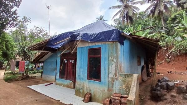 Pasangan Lansia di Tamansari Tasikmalaya Tinggal di Rumah Nyaris Ambruk, Atap Hanya Ditutupi Terpal