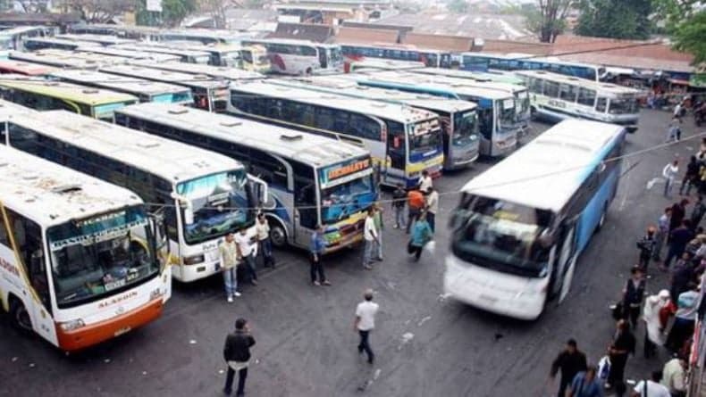 Viral Emak-Emak Bertemu Mantan Guru SD sedang Mengamen di Terminal Bus Jember 